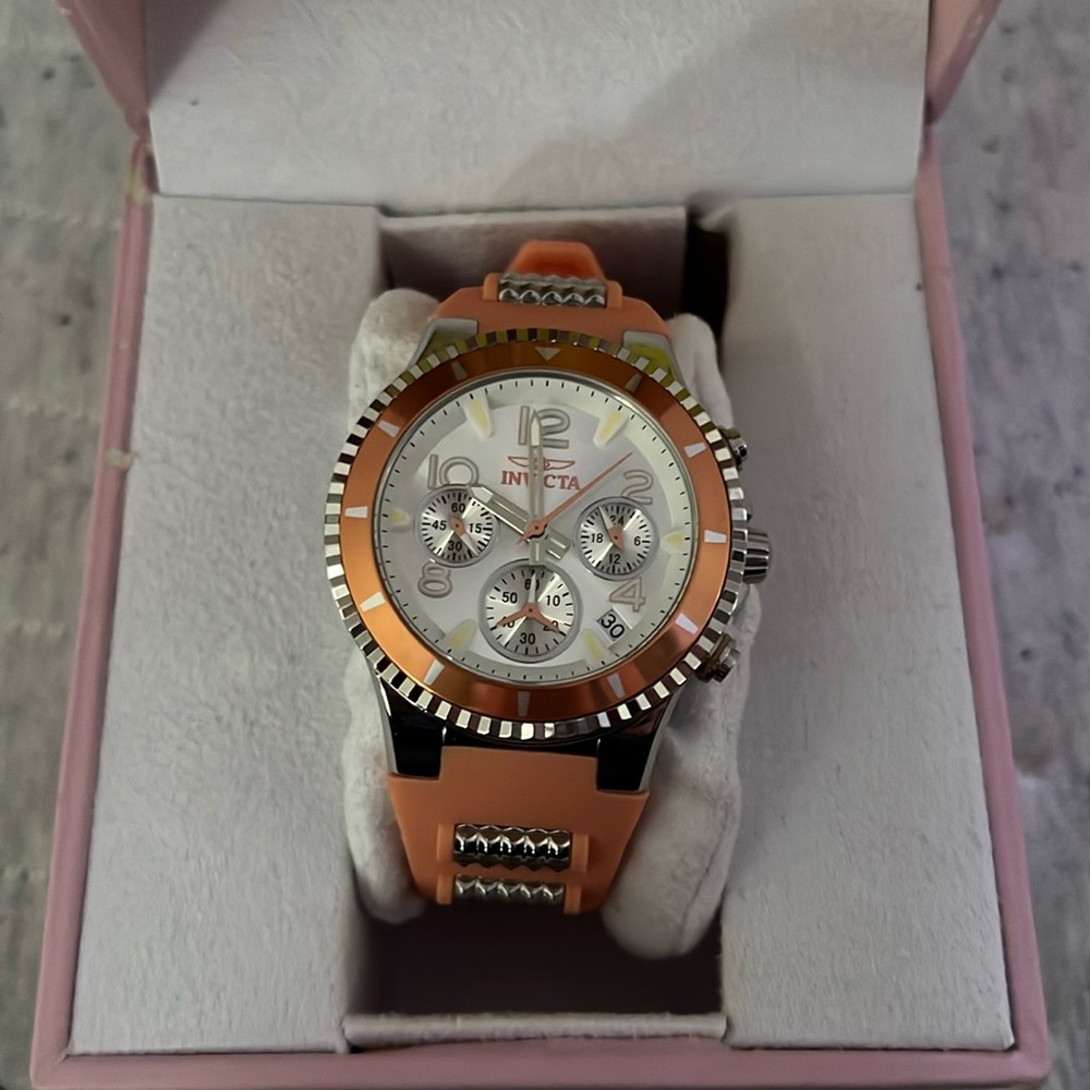 Brand new never used watch. Listing says orange but it’s more like a coral/peach